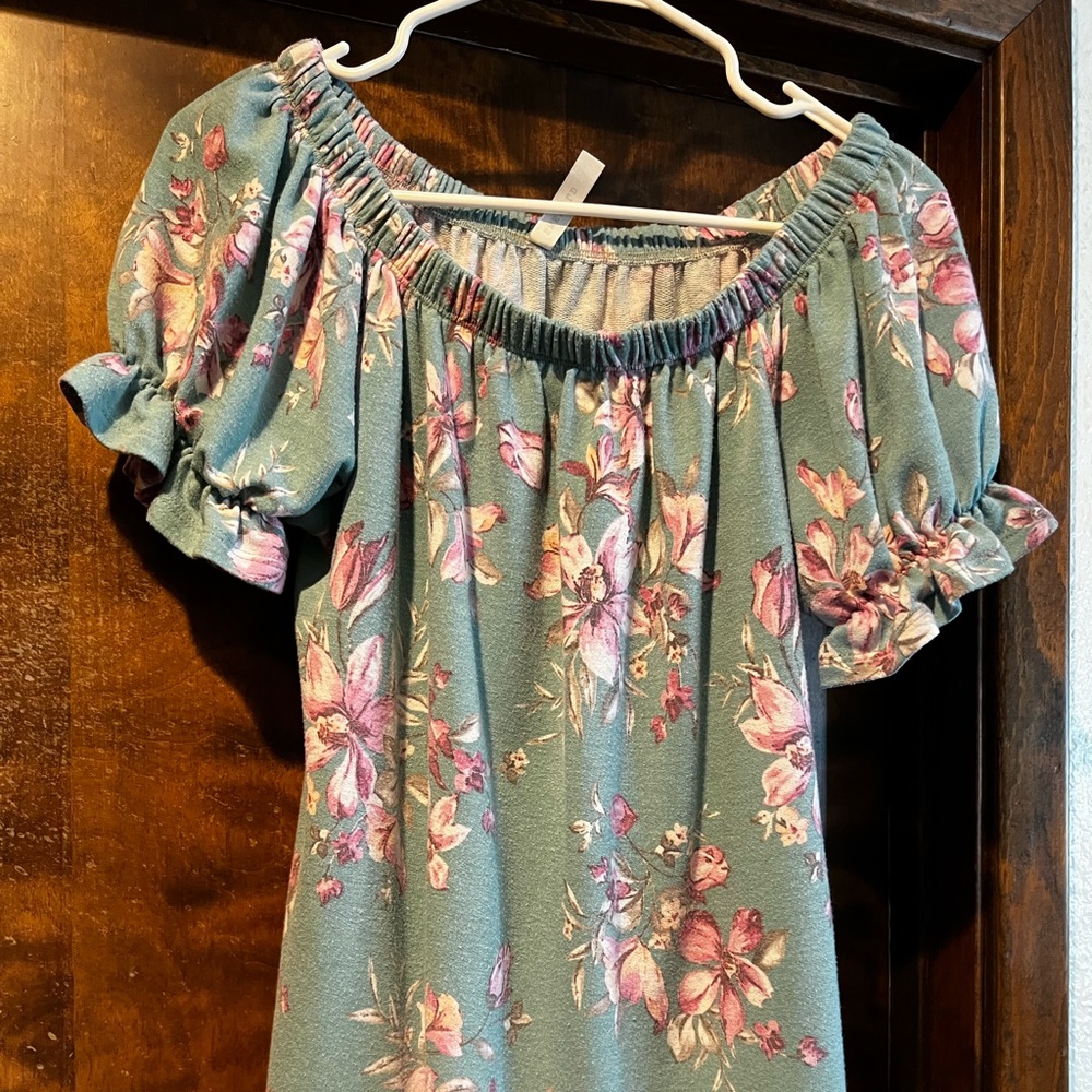Off shoulder top. Made of a thick material. Emerald brand. Size small